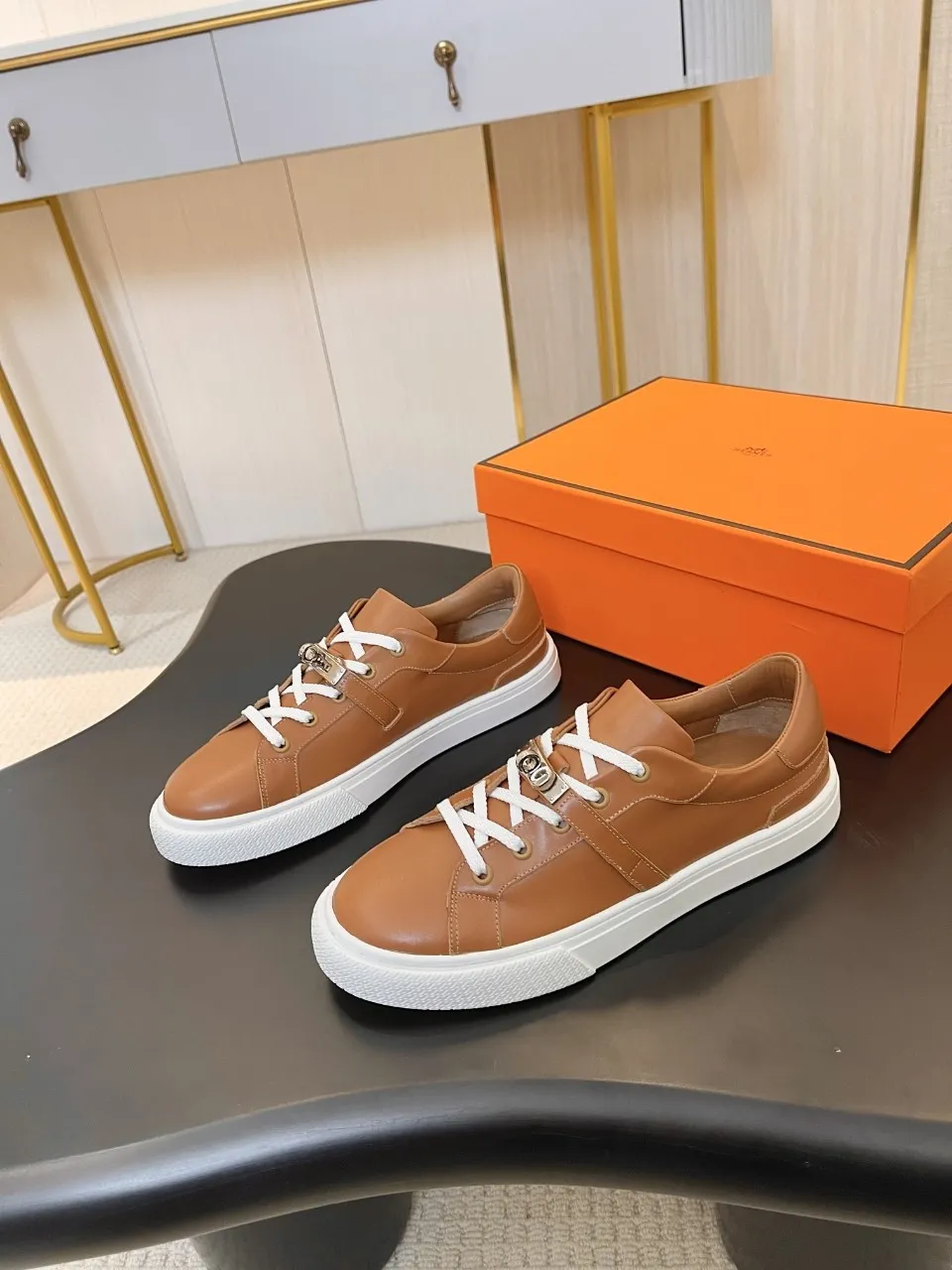 Men's Men's Shoes💰620❤️❤️❤️HERMES 2021 latest Kelly buckle white sneakers are online! The highest version on the market! Purchasing level quality! The H family rarely produces flat casual shoes, and they are styled with classic palladium-plated Kelly shoe buckles! Create a fashionable urban look that perfectly embodies the noble and elegant style of Hermès! Material selection: Fabric imported cowhide, lining + foot pads imported sheepskin, original molded TPU outsole, heavy gold molded kelly buckle full of texture Size: Female: 35-41 (41 is not returnable) Male: 39-45 (45 is not returnable)